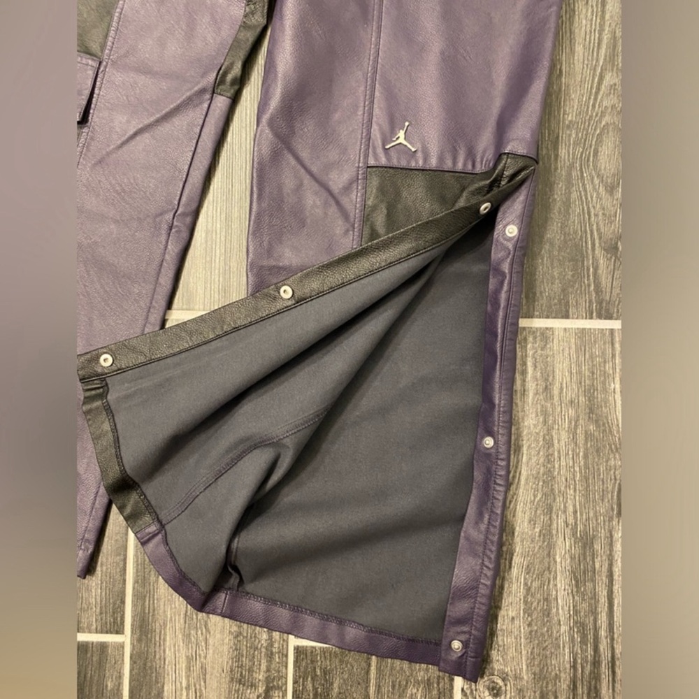 RARE Air Jordan Bottoms Womens Classics 2.0
Luxe Plush Faux Leather Pants Small - Picture 8 of 9